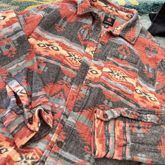 Mountain and Isles size medium Aztec style flannel style button down medium - Picture 3 of 5